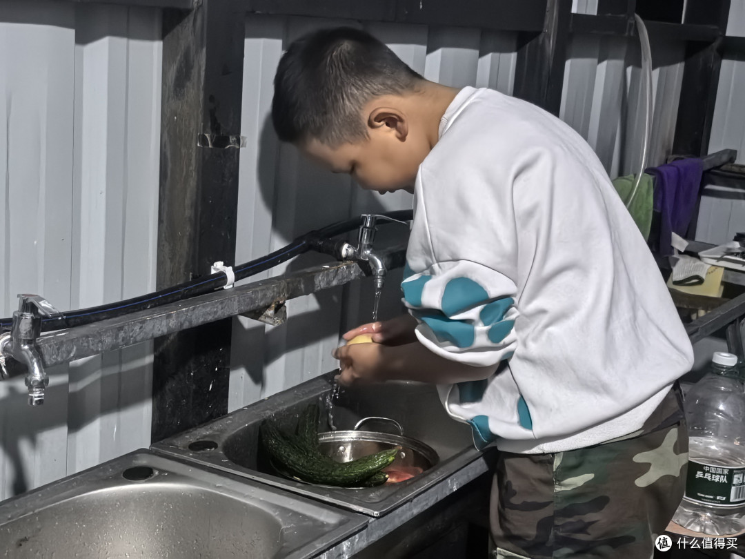 儿子帮忙洗水果