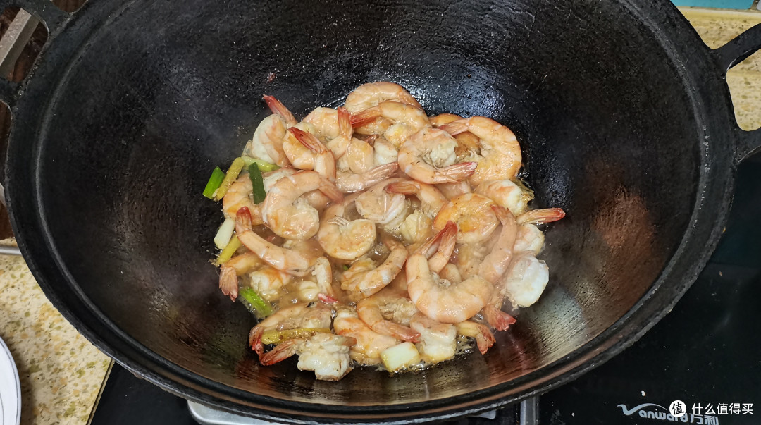 周末宅家:一锅油焖大虾里的烟火浪漫