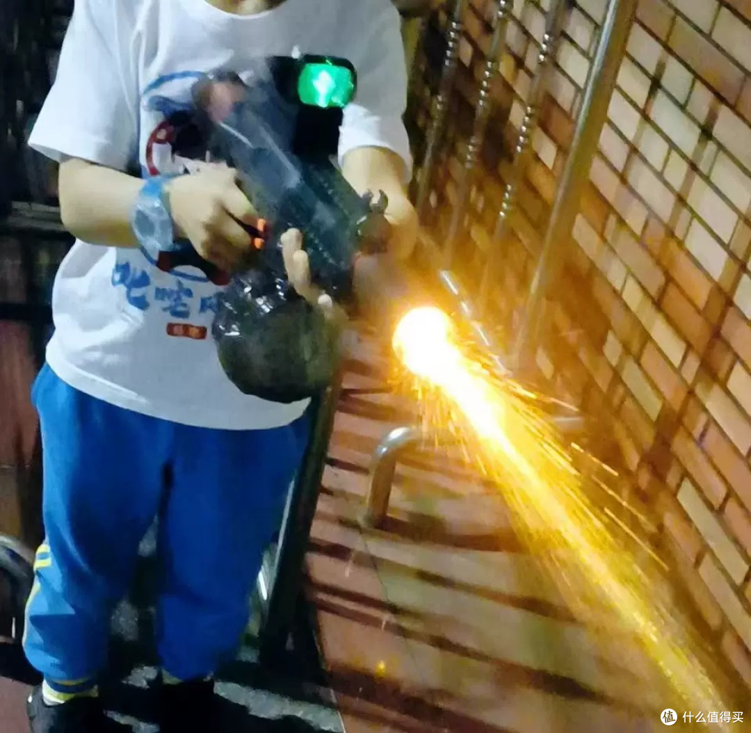 火光M416电动水枪:夏日玩水新选择