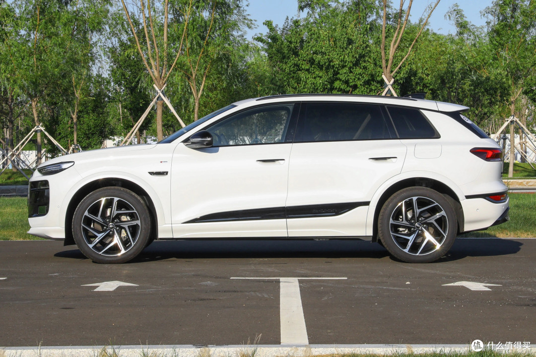 奥迪Q6 e-tron 侧面