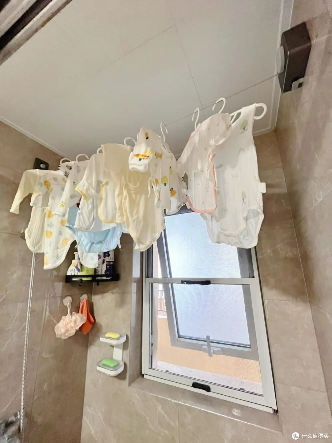 被邻居家的“高级晾衣法”折服了,换个思路,简直好用到离谱