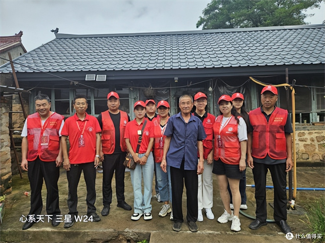 青龙满族自治县益善行公益服务中心走进马丈子村 情暖困难户