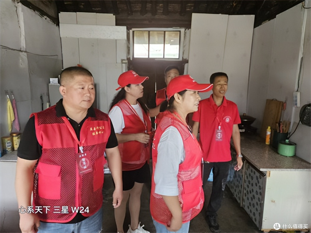 青龙满族自治县益善行公益服务中心走进马丈子村 情暖困难户