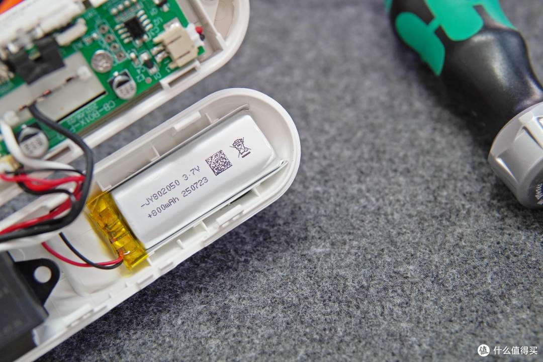 张大妈签到2000天专享礼物——冰箱除味器,拆解分析其工作原理
