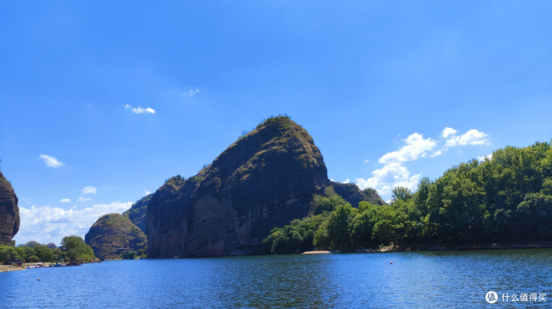 乘坐竹筏游龙虎山