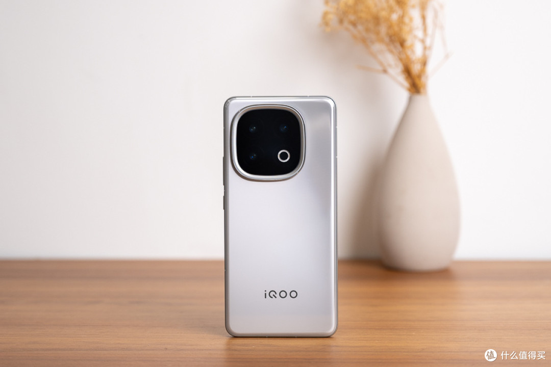 vivo打响价格战，16GB+1TB跳水1100元，2K屏+120W+骁龙8至尊版