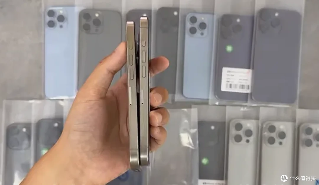 （iPhone15Pro超薄单卡、双卡对比图，左为双卡）