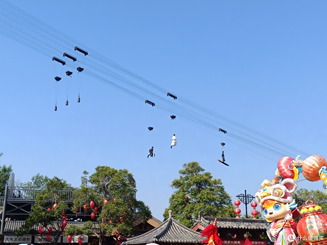 清明上河园看“御剑飞仙”：空中武侠挺有意思