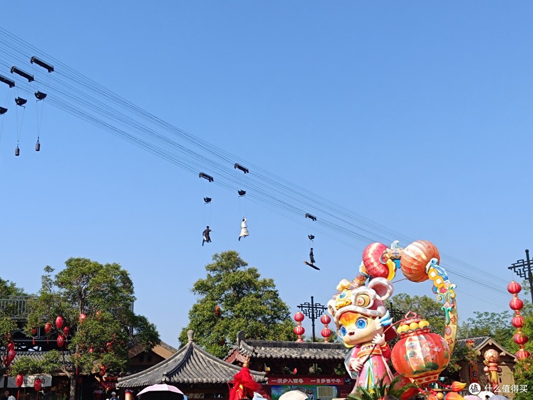 清明上河园看“御剑飞仙”：空中武侠挺有意思