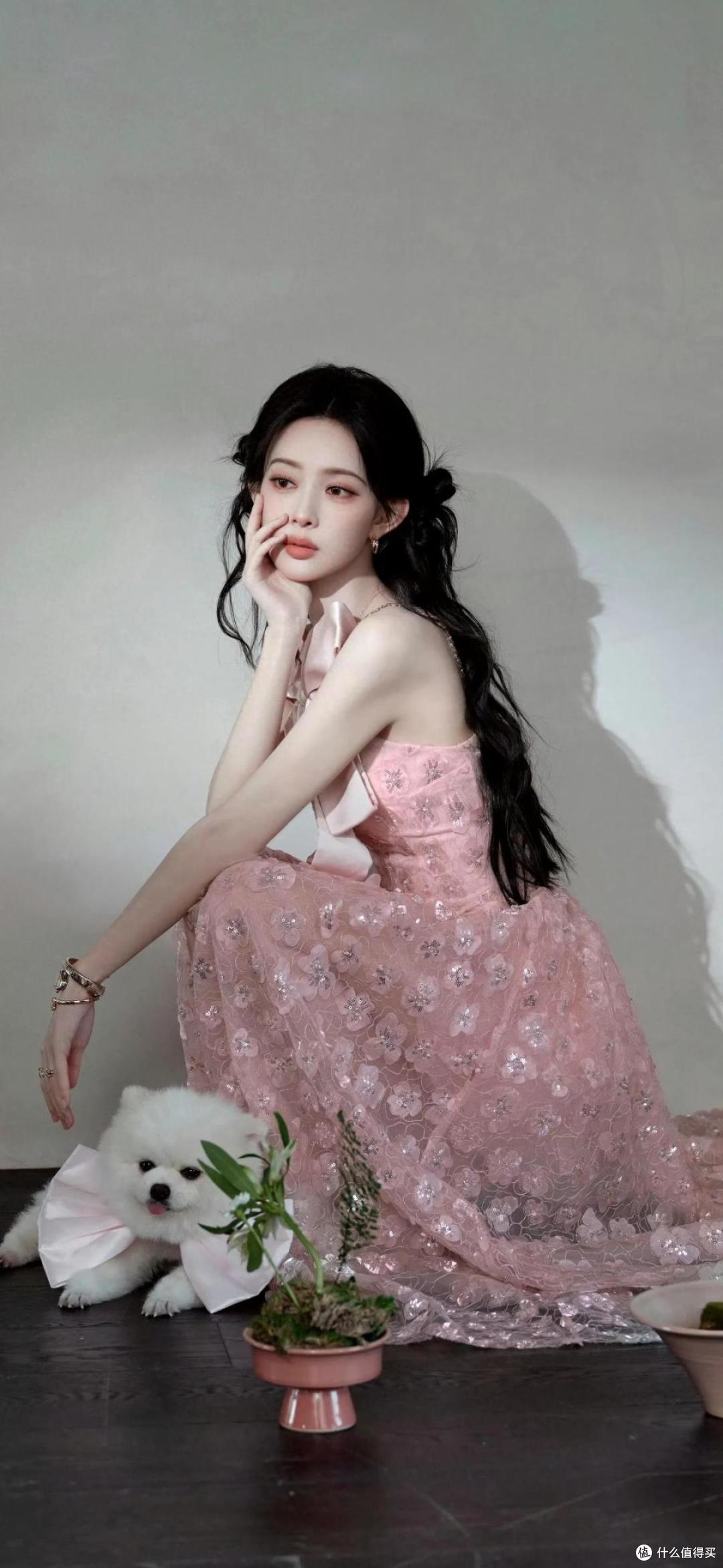 孟子义一袭​​粉色挂脖长裙，领口处的大蝴蝶结设计，美出新高度