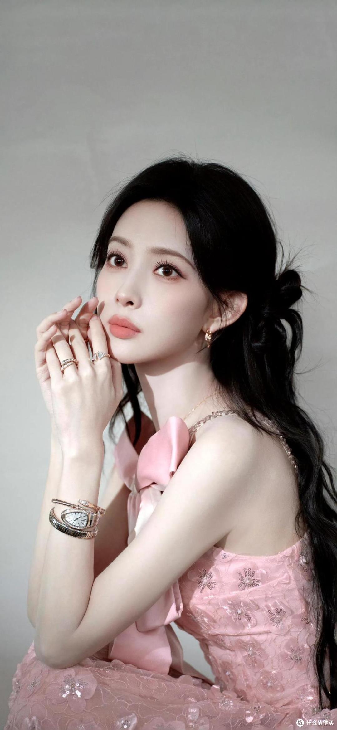 孟子义一袭​​粉色挂脖长裙，领口处的大蝴蝶结设计，美出新高度