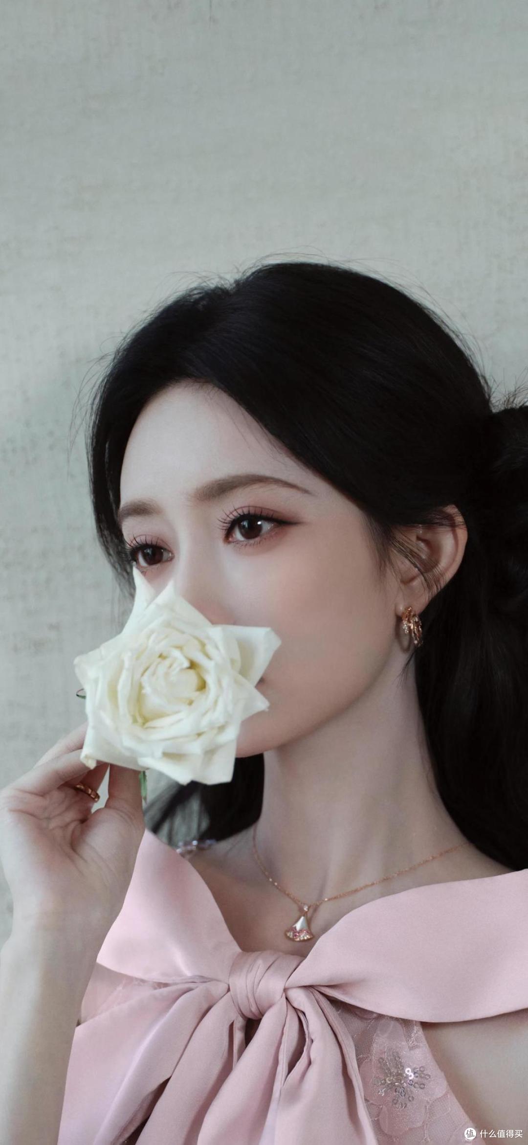孟子义一袭​​粉色挂脖长裙，领口处的大蝴蝶结设计，美出新高度