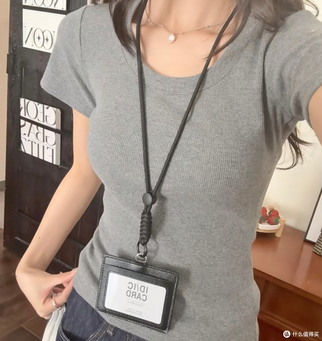 【救命!这件深灰正肩T恤把我穿成纸片人!】🔥