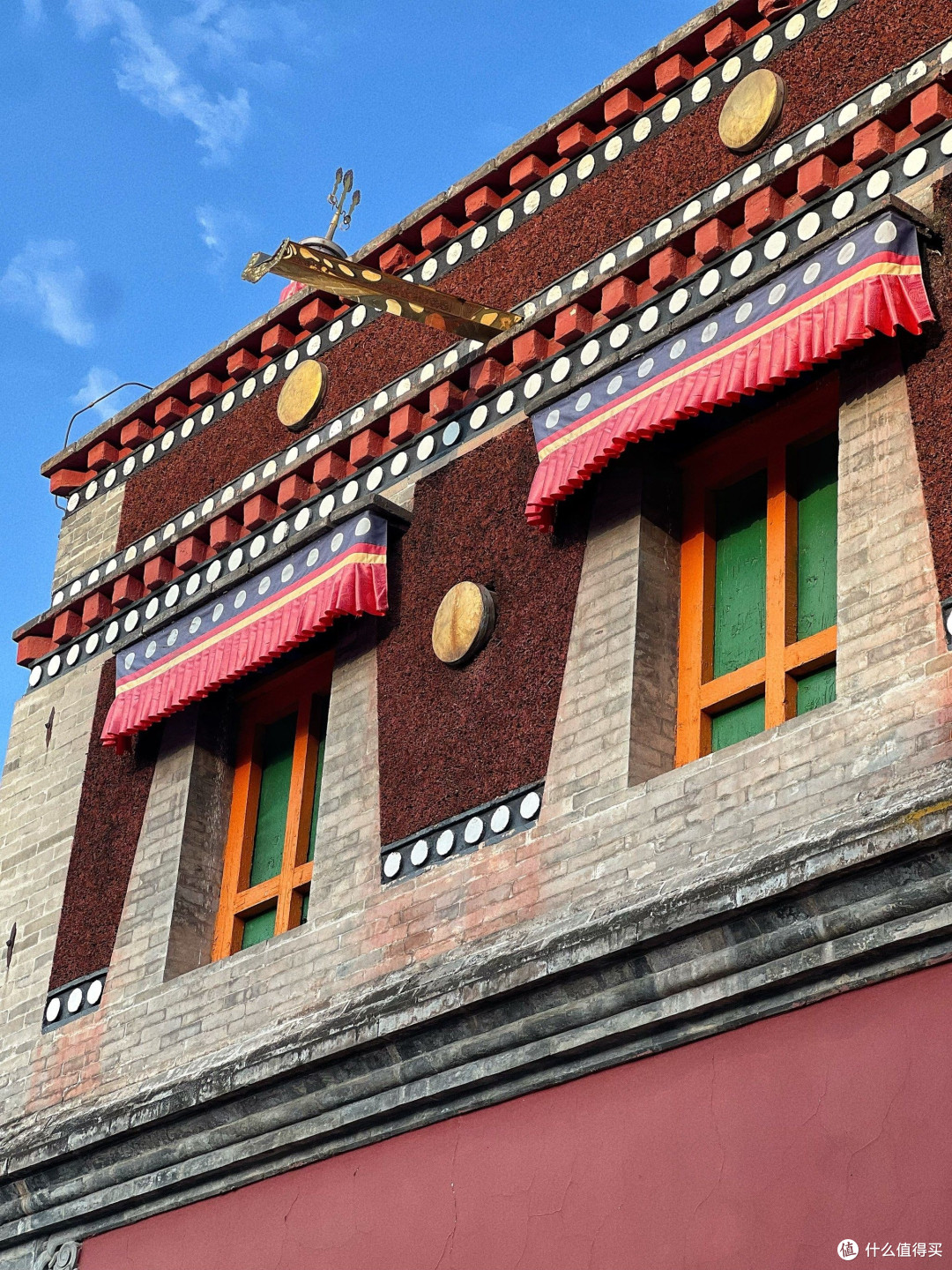 塔尔寺夏日行:红墙经幡间的童真