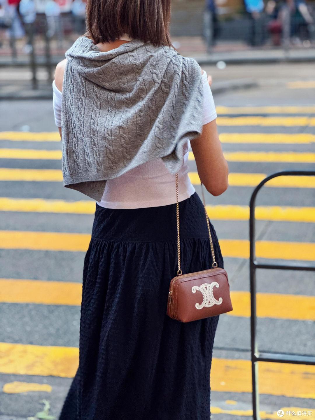 被香港街拍惊艳!原来TVB剧不骗人:衣松裤宽不露胯,简约显气质