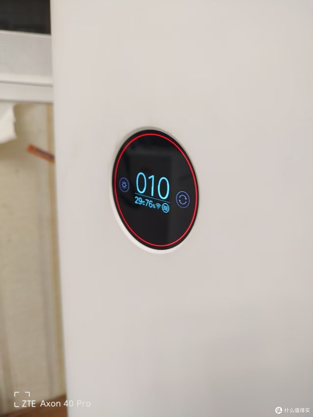 客厅中间放置米鼻运行后显示空气质量