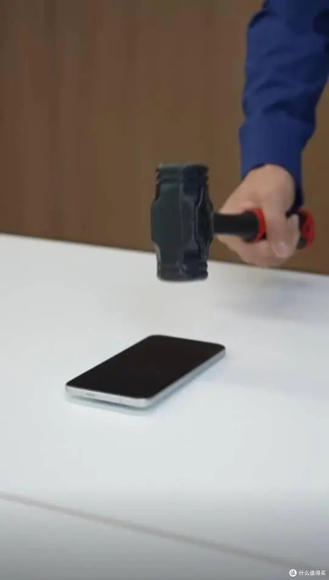 卢伟冰暴力实测REDMI Note 15 Pro+:锤子砸完手机完好无损