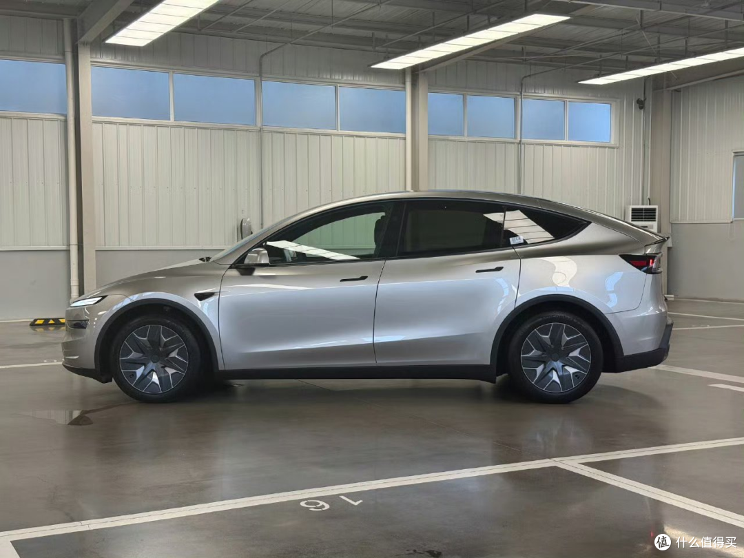 所有看不见的地方,用料都是顶级的?33.9万起,特斯拉 Model Y L
