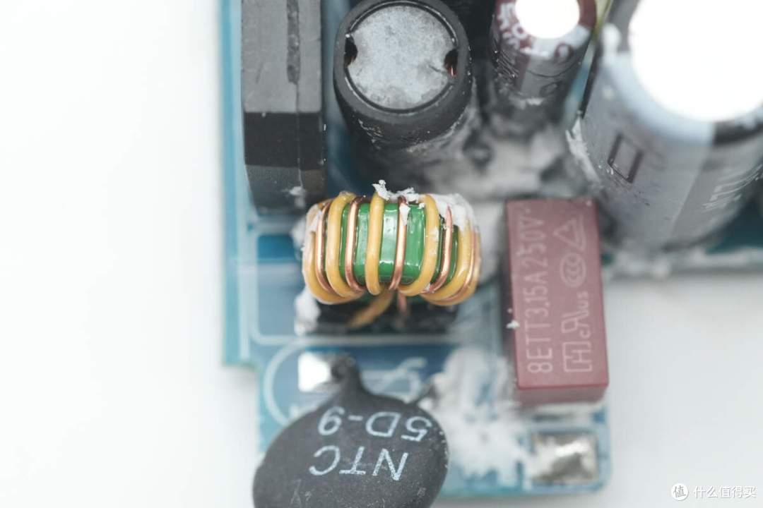 支持33W PPS/UFCS融合快充，绿联45W氮化镓快充充电器拆解