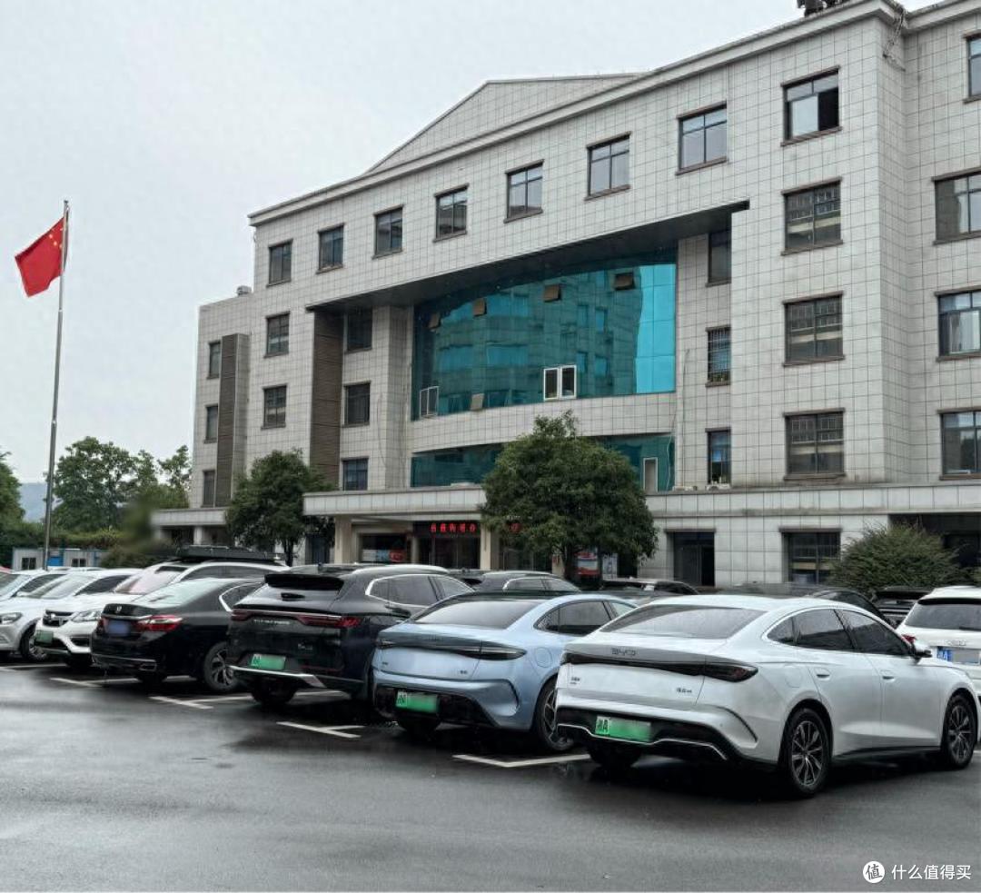 机关大院停车场大换血?从合资到国产,这届公务员用方向盘投票