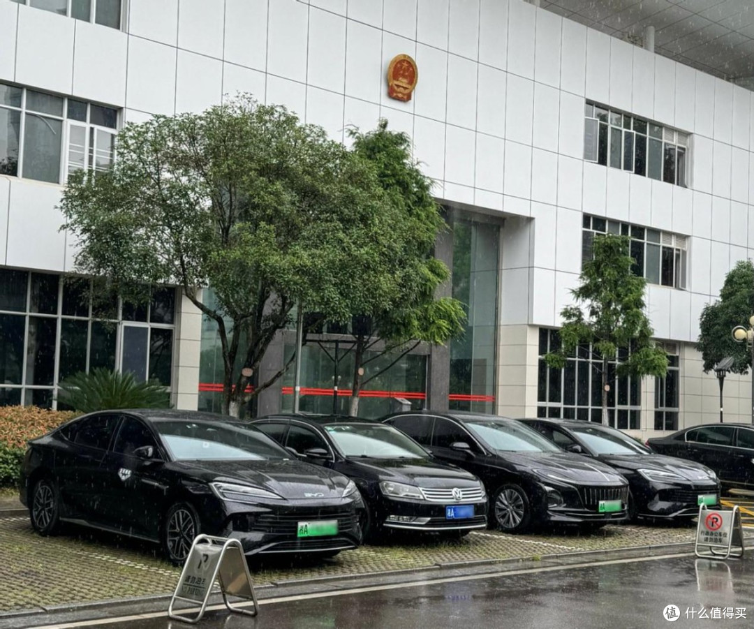 机关大院停车场大换血?从合资到国产,这届公务员用方向盘投票