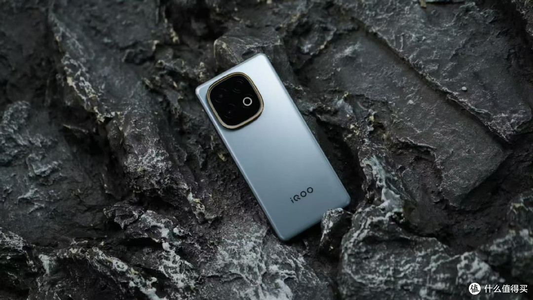 iQOO持续“守门”,旗舰双芯+8000mAh+4320Hz,千元机仍无敌手