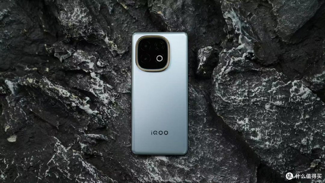 iQOO持续“守门”,旗舰双芯+8000mAh+4320Hz,千元机仍无敌手