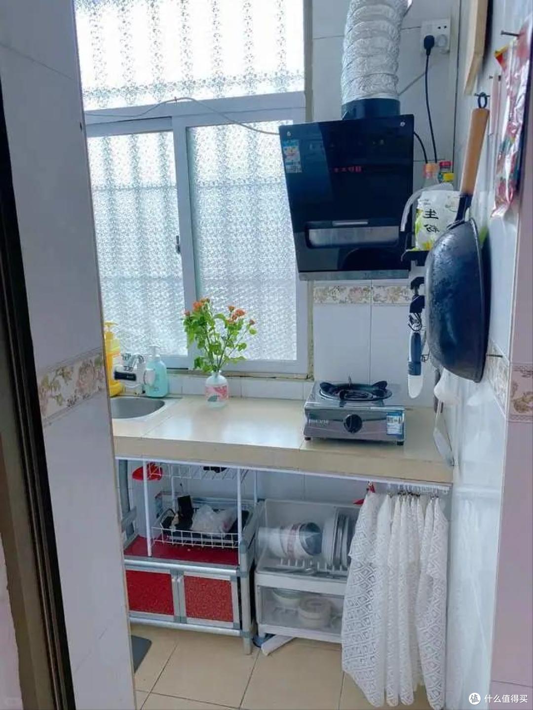 广东一小姑娘的出租房火了,布置得满满当当,那叫一个高级,晒晒