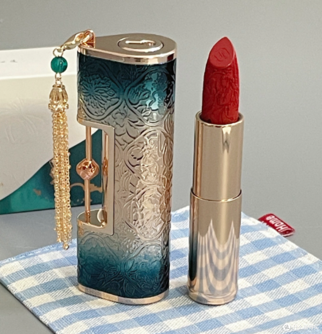 七夕化妆产品推荐:送支口红递份甜,妆容里藏着心意