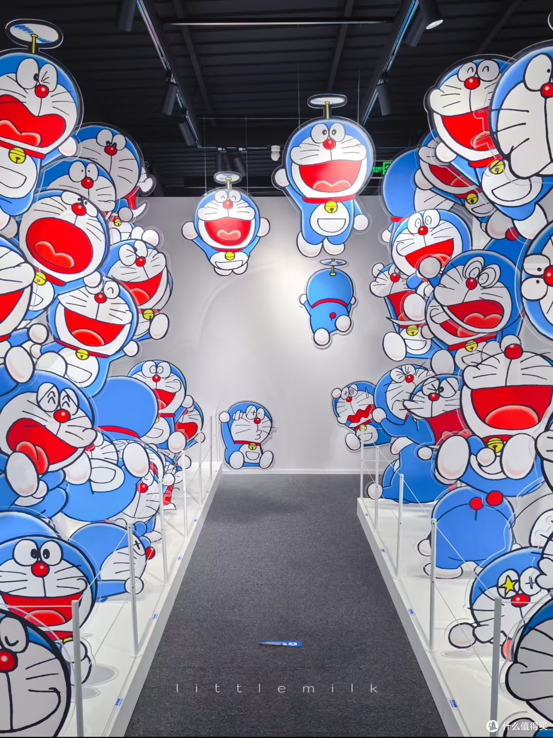 巨型哆啦A梦展览吸引孩子欢笑