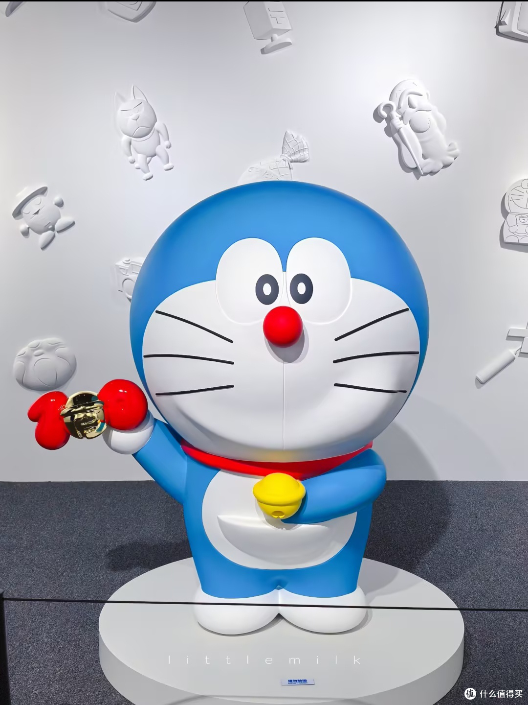 巨型哆啦A梦展览吸引孩子欢笑