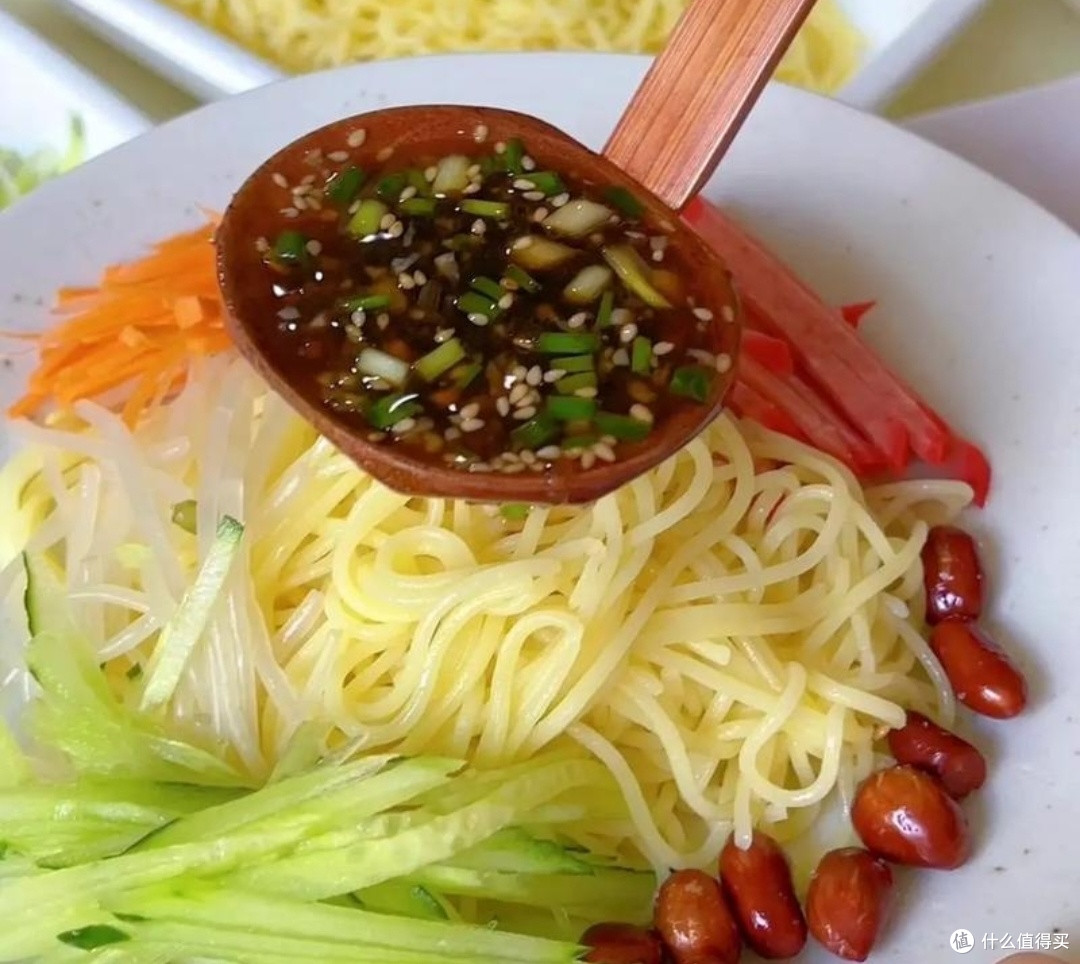 夏日清凉美食大搜罗:冰淇淋、西瓜、凉面,哪一款是你的最爱?