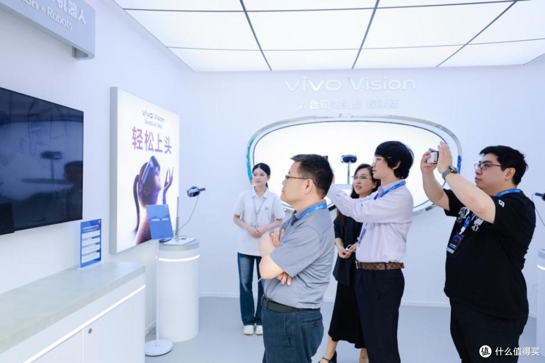 与会嘉宾探访vivo蓝科技空间站