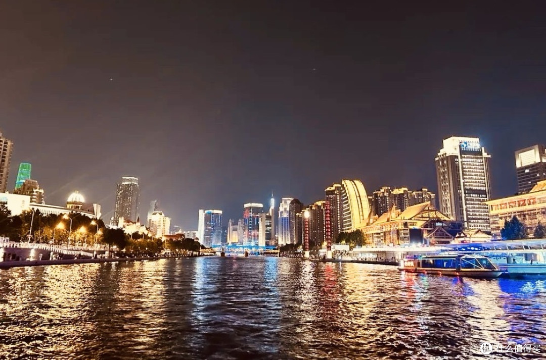 台湾新媒体人夜游天津 感受海河灯火与两岸深情