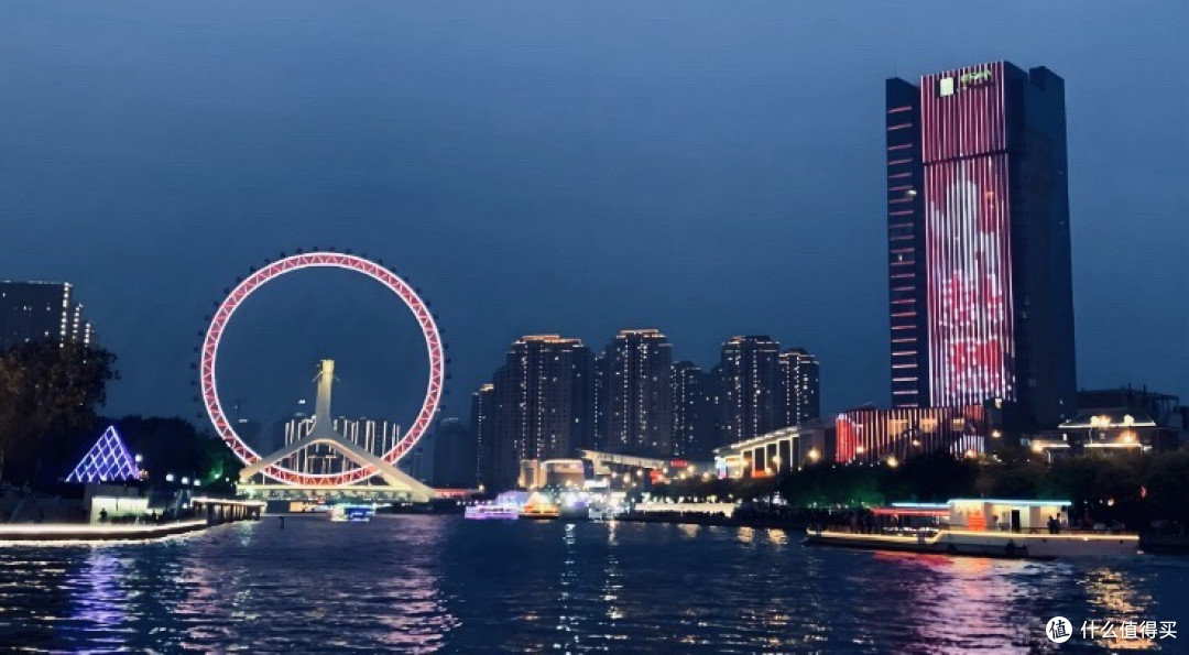 台湾新媒体人夜游天津 感受海河灯火与两岸深情