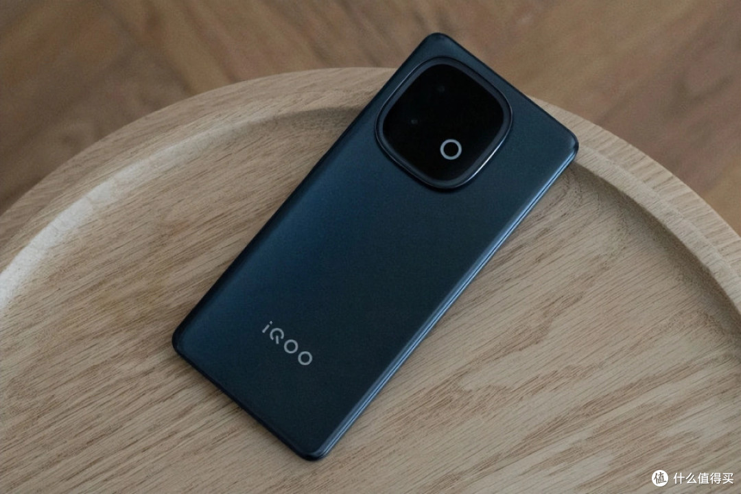 vivo更激进了,7000mAh+OIS光学防抖,双芯旗舰跌至1799元