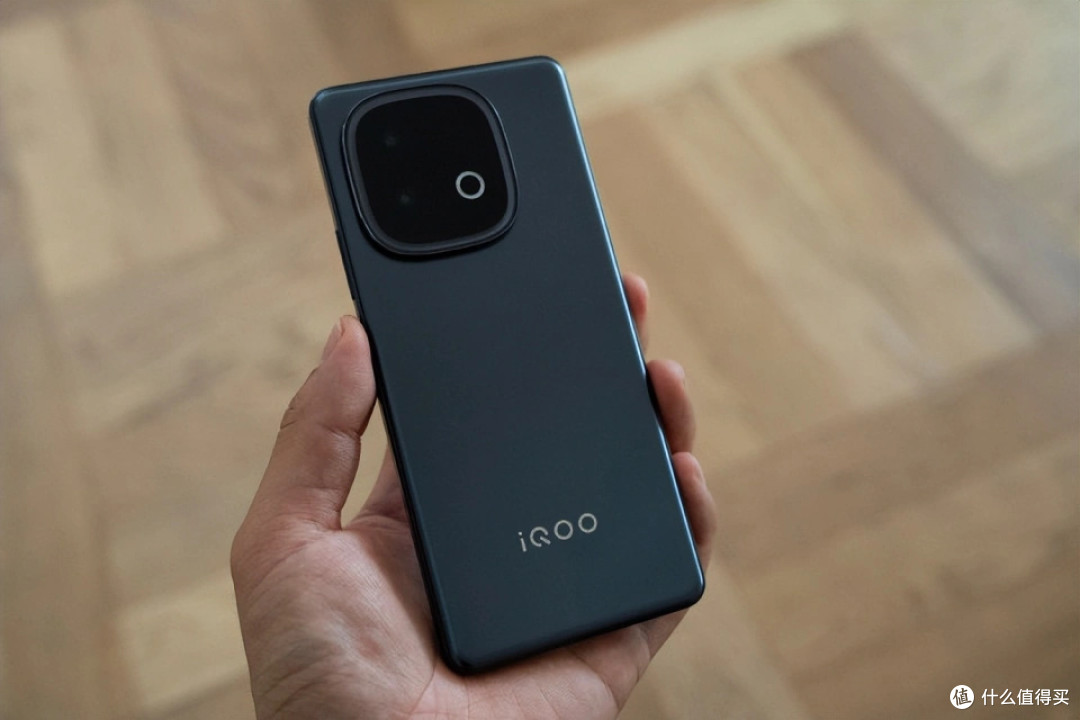 vivo更激进了,7000mAh+OIS光学防抖,双芯旗舰跌至1799元