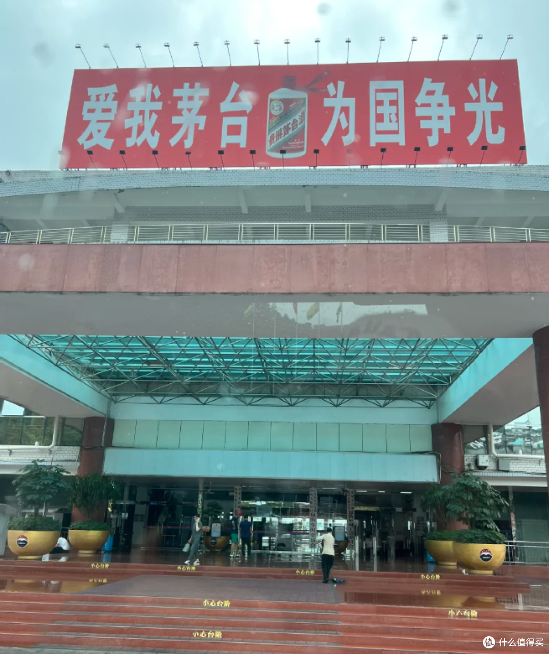 茅台崩了!最大的难题,是年轻人不会在小红书上晒茅台