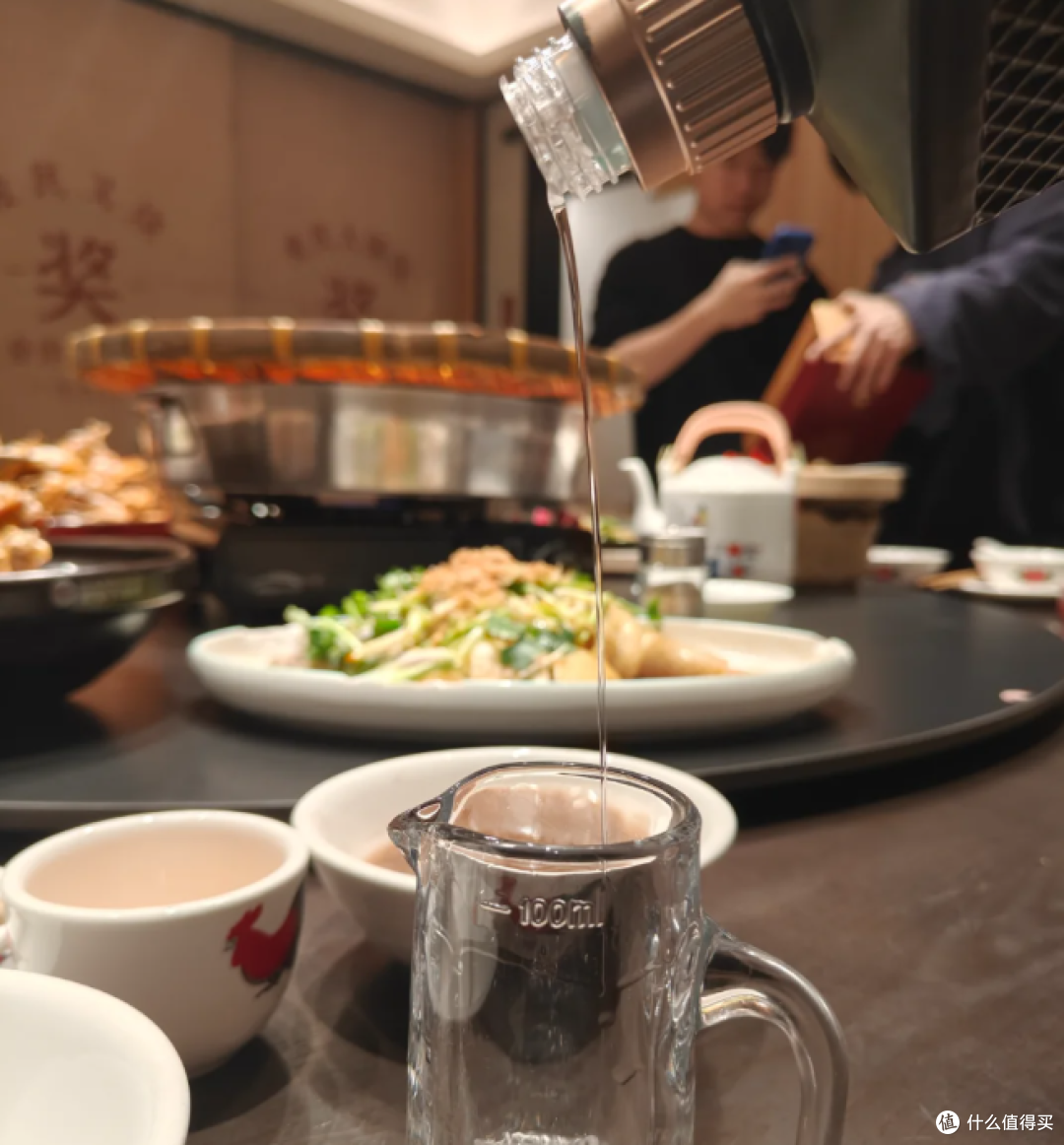 茅台崩了!最大的难题,是年轻人不会在小红书上晒茅台