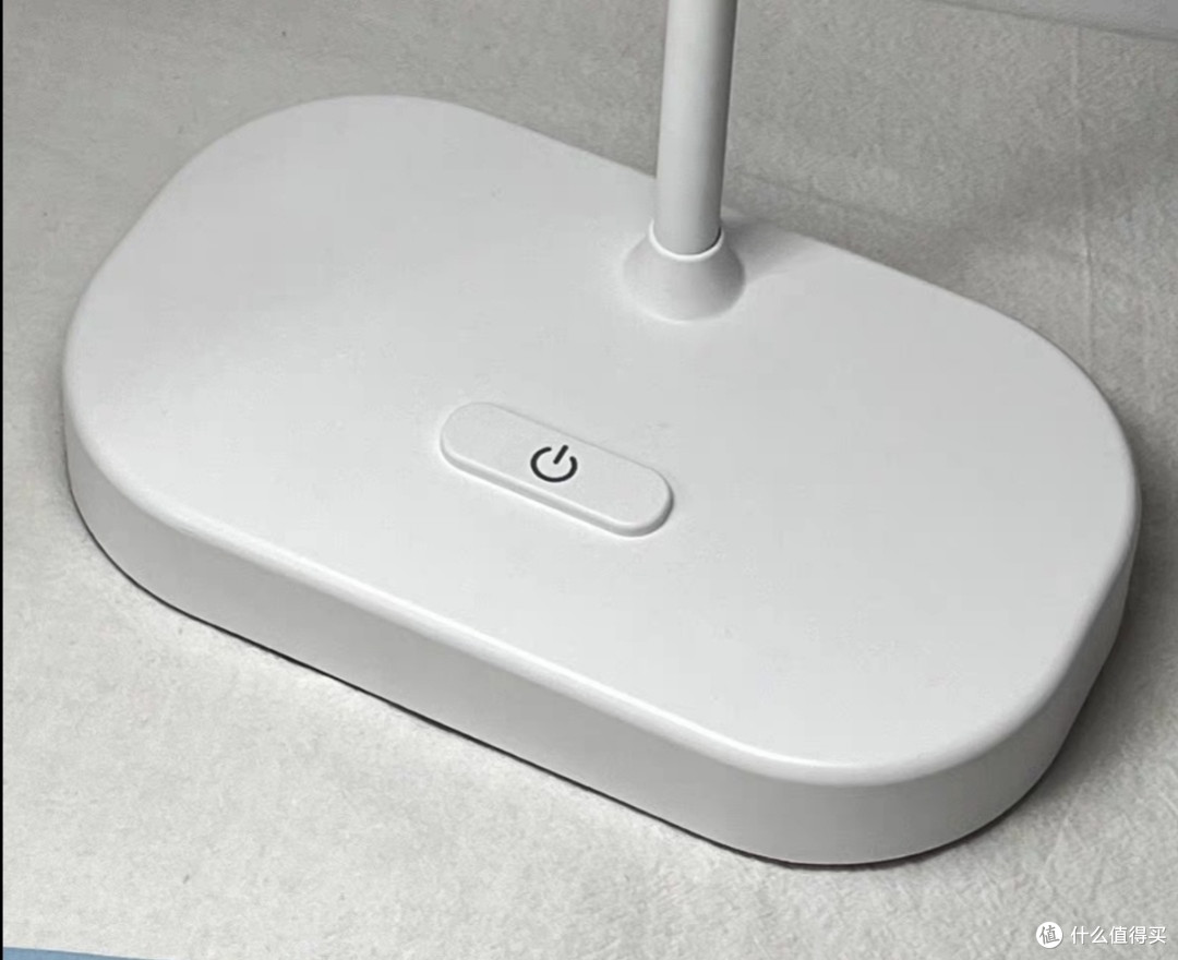 书桌一角的护眼光源