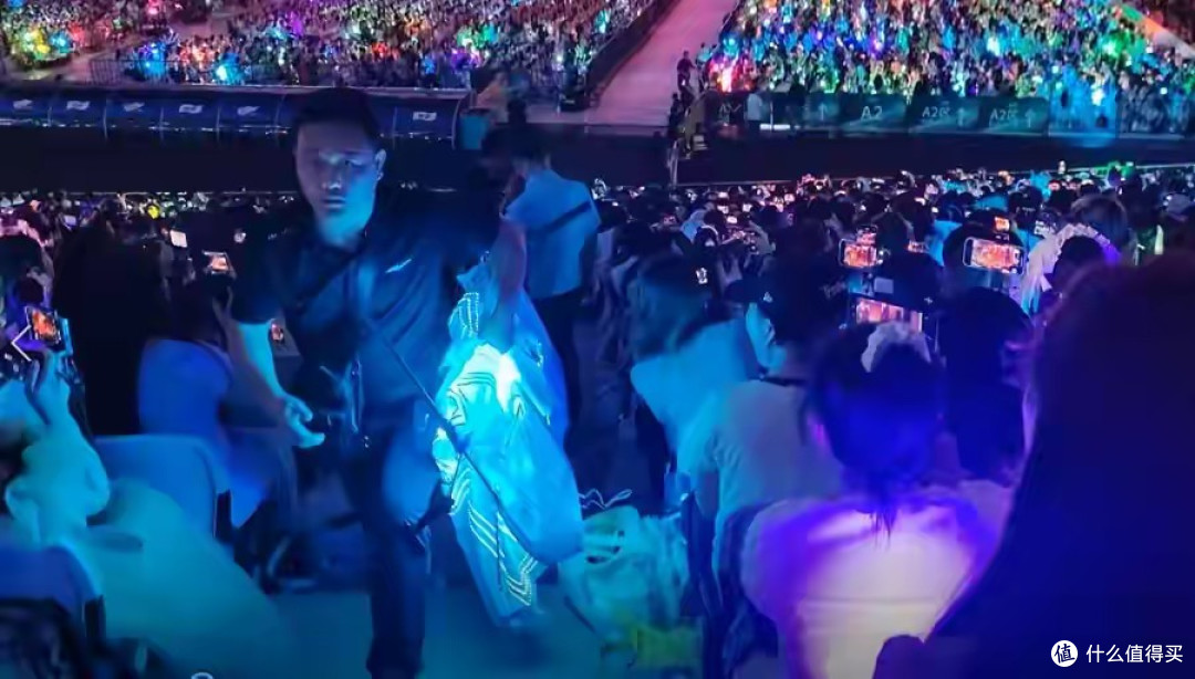 时代少年团演唱会场内5万场外4万，别在内衣、丝袜里藏禁带应援了！
