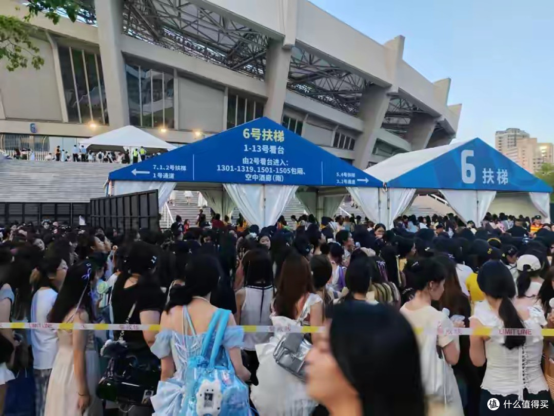 时代少年团演唱会场内5万场外4万，别在内衣、丝袜里藏禁带应援了！
