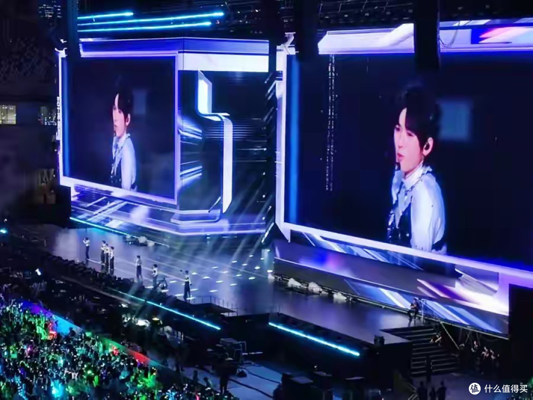 时代少年团演唱会场内5万场外4万，别在内衣、丝袜里藏禁带应援了！
