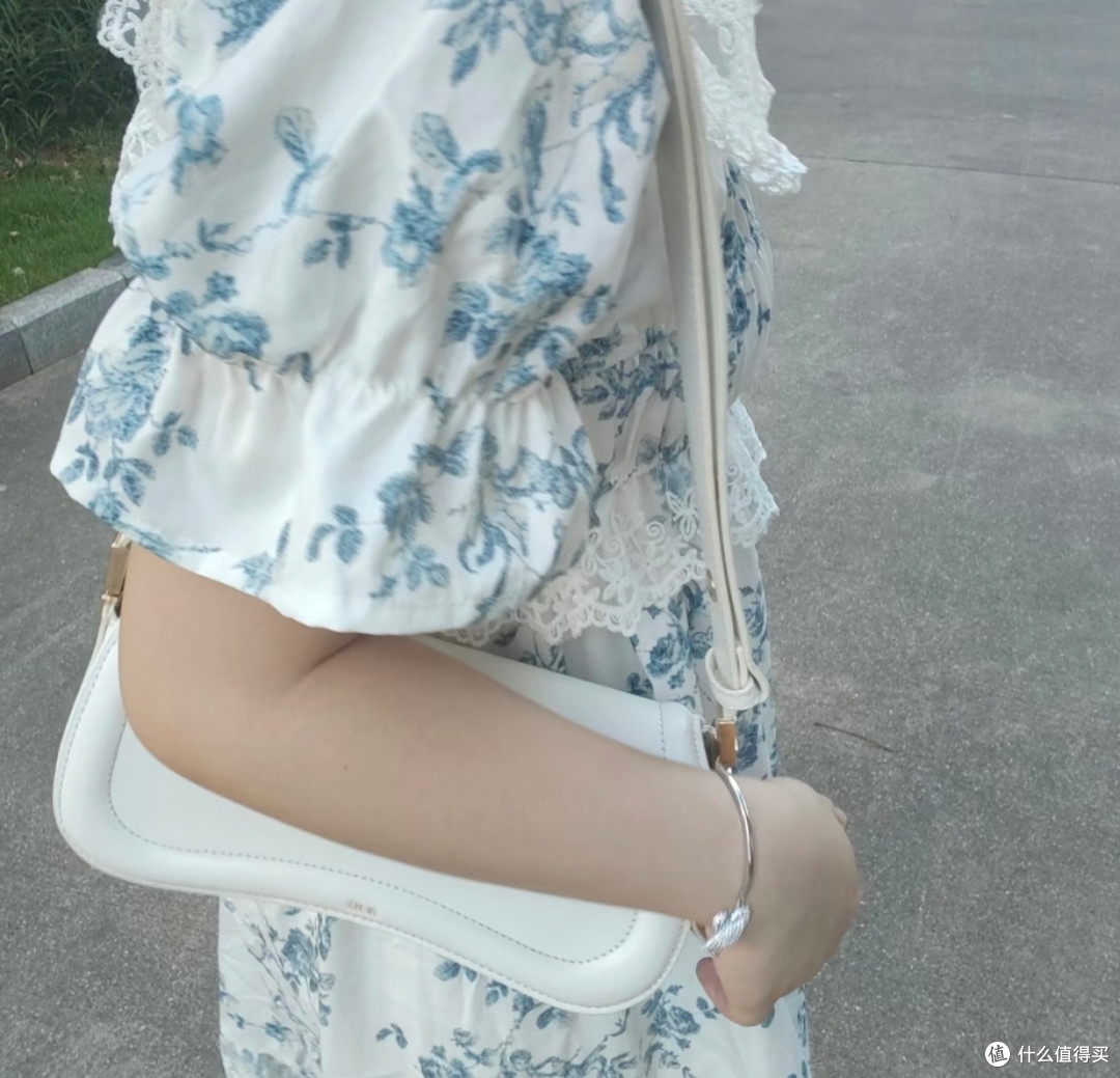 青花瓷配色+蕾丝边，穿出清新高级感