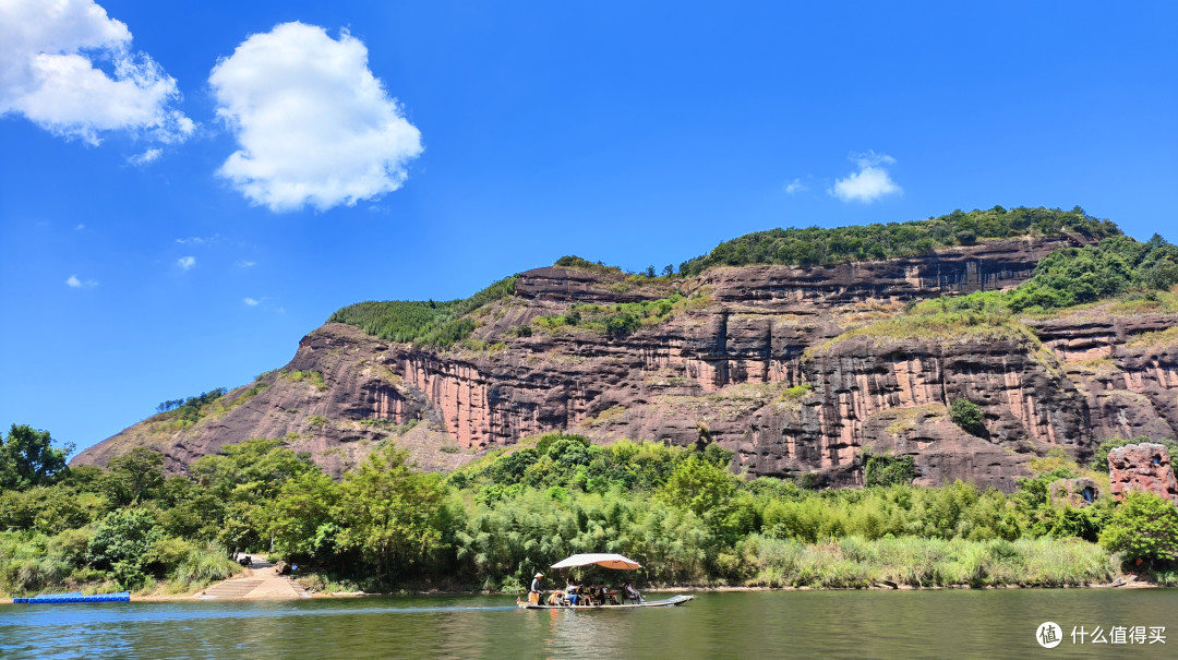 乘坐竹筏游龙虎山