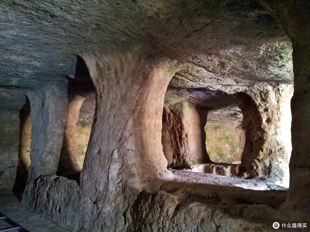 乘坐竹筏游龙虎山