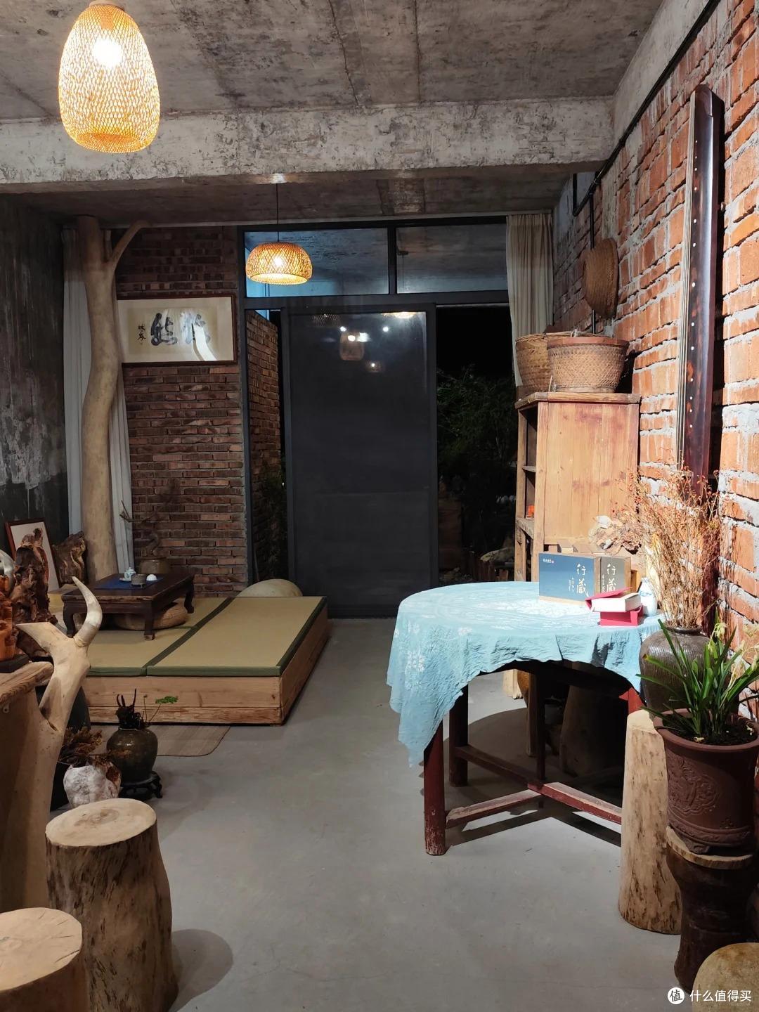 福建一男子,因“入住毛坯房”走红,仅一茶室就圈粉无数,真高级