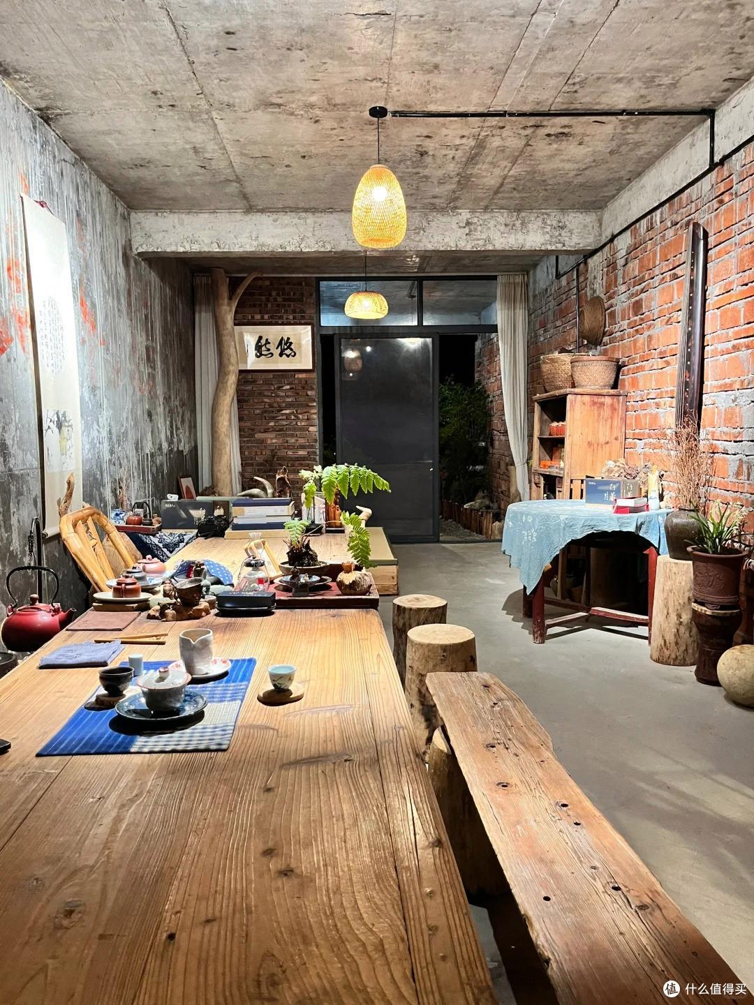 福建一男子,因“入住毛坯房”走红,仅一茶室就圈粉无数,真高级