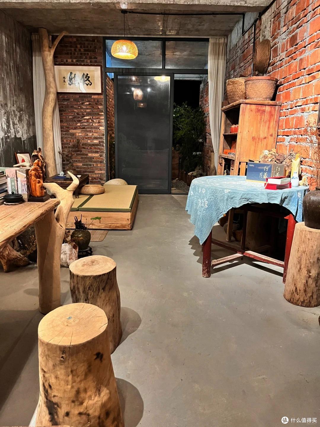 福建一男子,因“入住毛坯房”走红,仅一茶室就圈粉无数,真高级