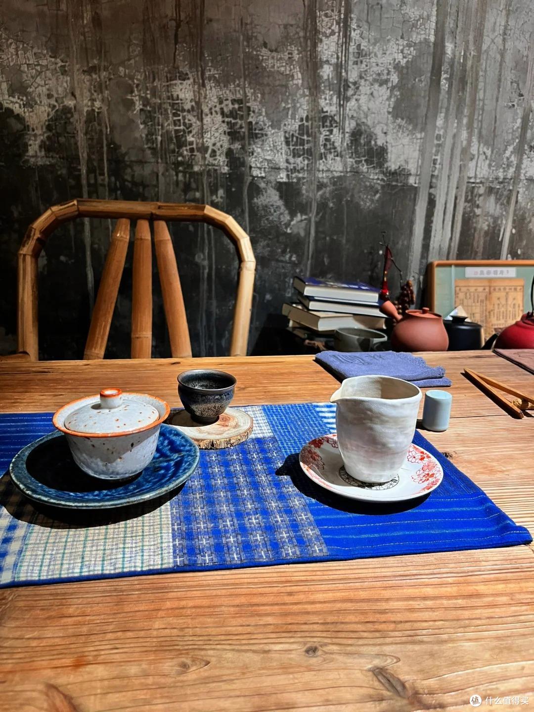 福建一男子,因“入住毛坯房”走红,仅一茶室就圈粉无数,真高级